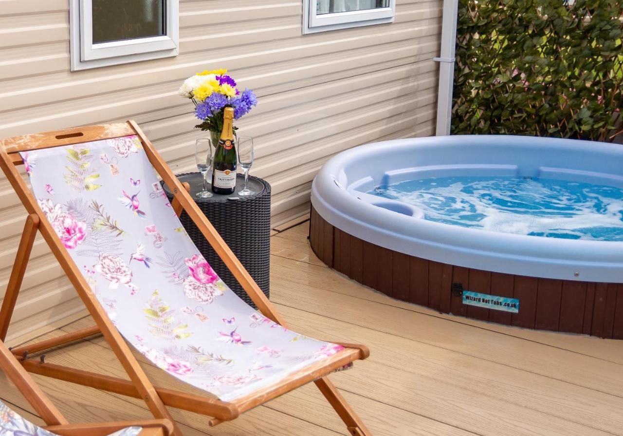 Luxury Lancaster Lodge - The Best Hot Tub Getaway! Tattershall Exterior photo