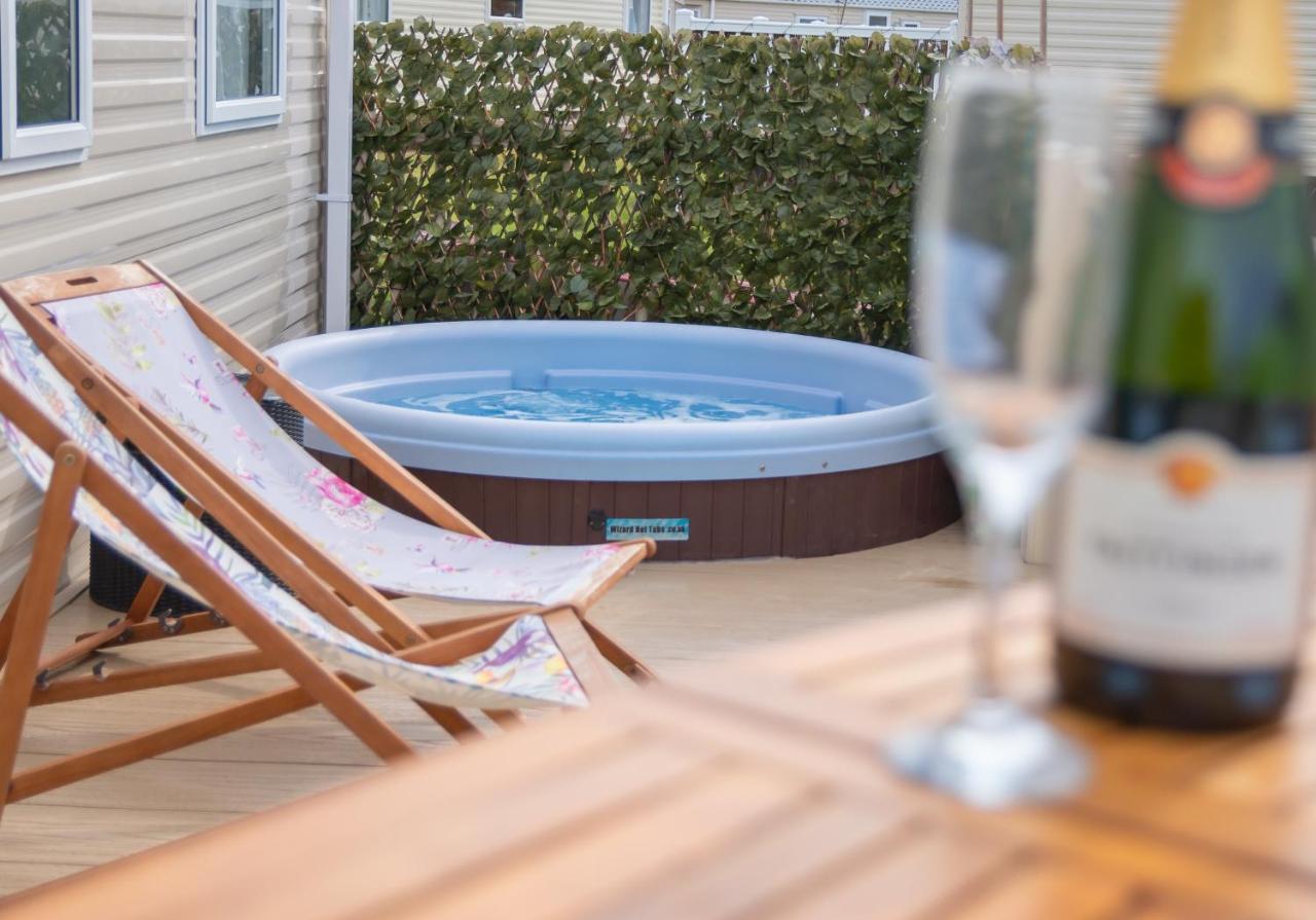 Luxury Lancaster Lodge - The Best Hot Tub Getaway! Tattershall Exterior photo