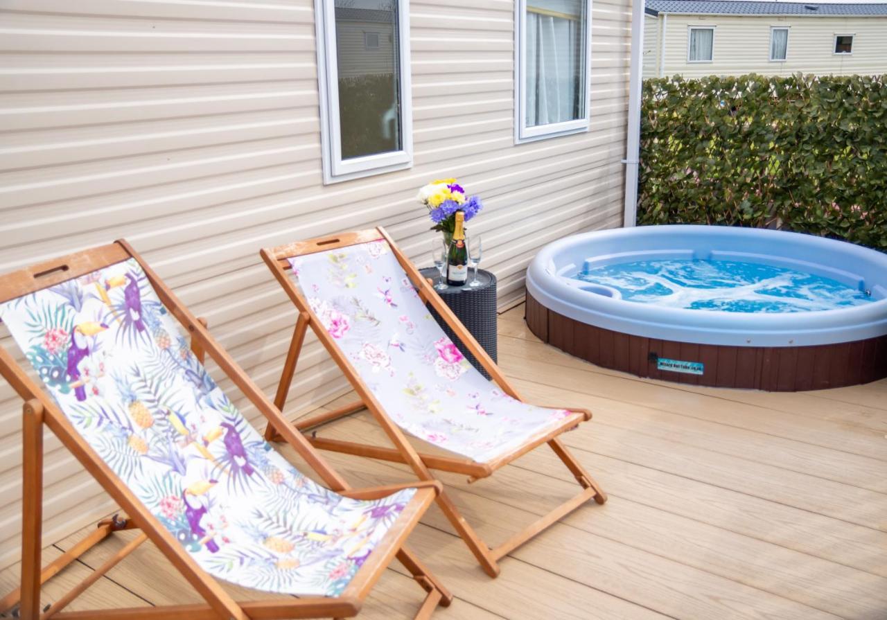 Luxury Lancaster Lodge - The Best Hot Tub Getaway! Tattershall Exterior photo